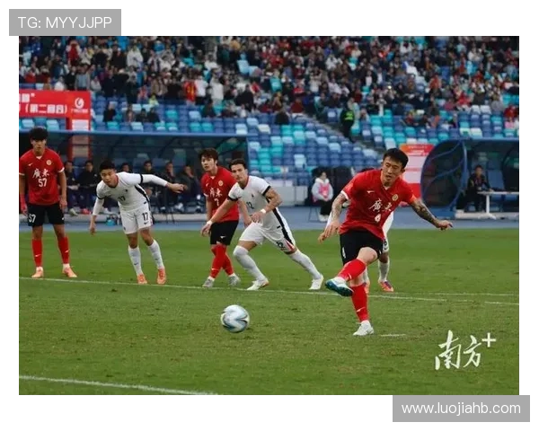 中外足球明星同台竞技展现绝技激情碰撞引发球迷热潮